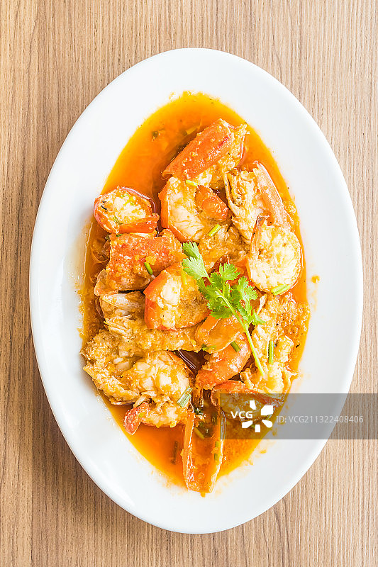 餐桌上盘子里的食物的正上方图片素材