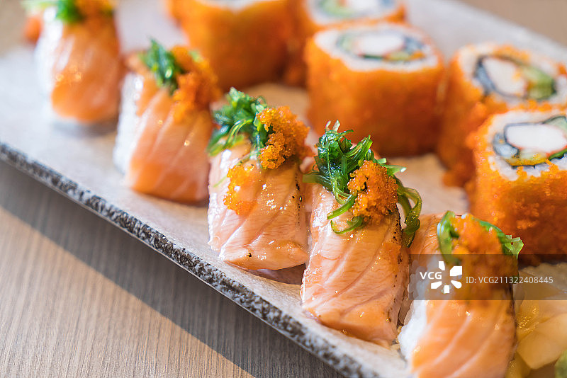 俯视：餐盘里的寿司图片素材