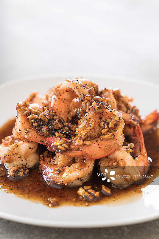 桌子上盘子里的食物的特写图片素材