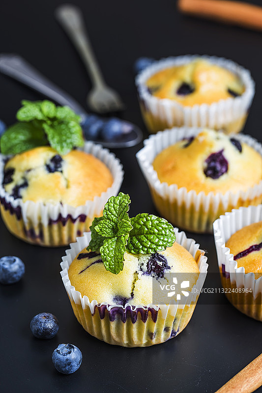 桌上的蓝莓松饼特写图片素材