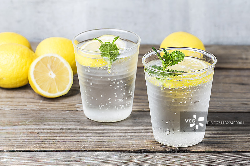 桌子上饮料的特写图片素材