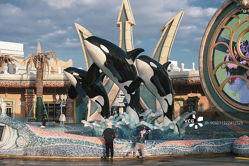 上海浦东南汇新城上海海昌海洋公园入口处的海豚大门图片素材