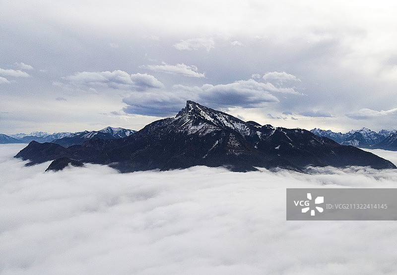 白雪皑皑的山峰映衬着天空图片素材