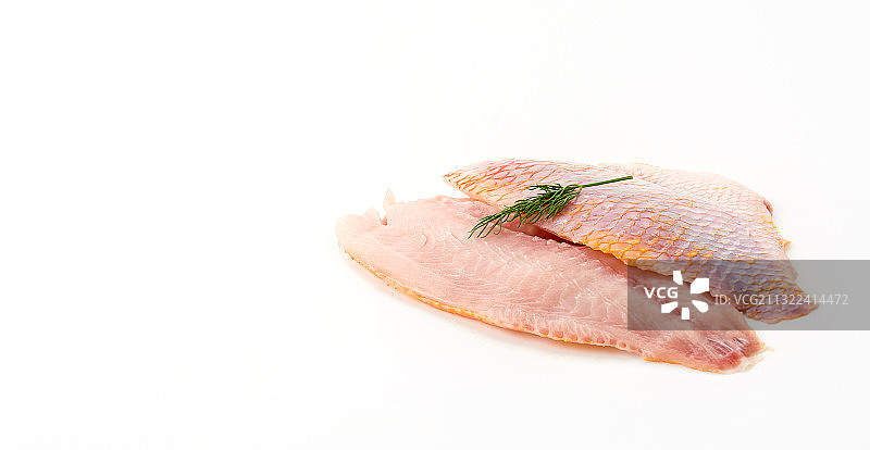白色背景上的生鸡肉特写图片素材