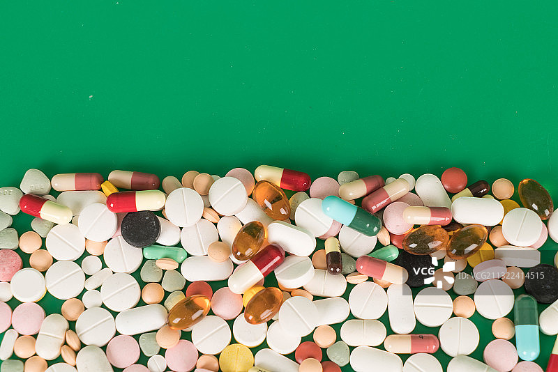 绿色背景上的药丸俯视图图片素材