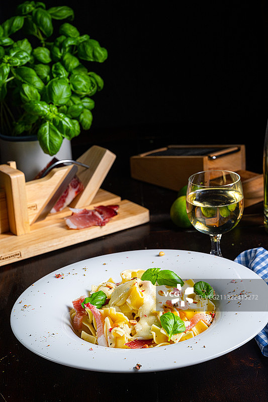 桌子上盘子里的食物的特写图片素材