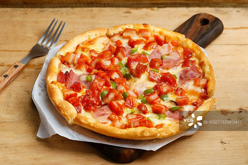 桌子上的披萨特写图片素材