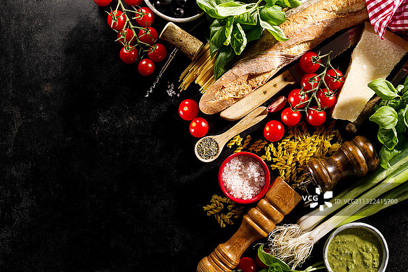 高角度的食物在桌子上图片素材