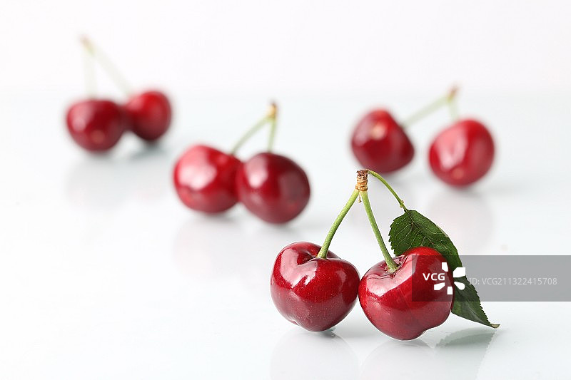 白色背景上的樱桃特写图片素材