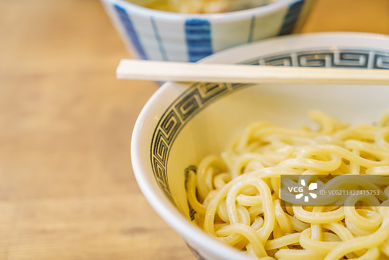 桌上碗里的意面特写图片素材
