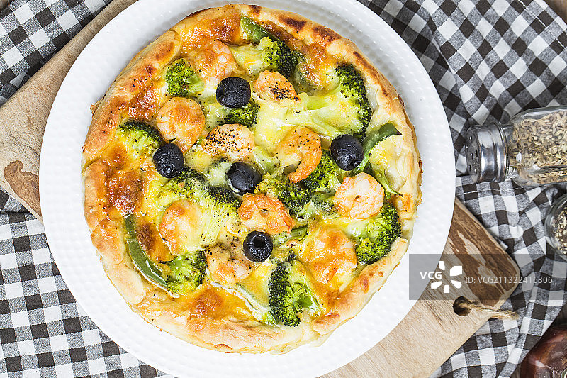 高角度的比萨饼在桌子上图片素材