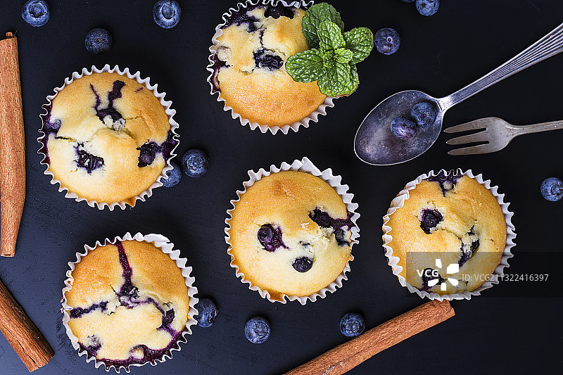 桌子上纸杯蛋糕的俯视照片图片素材