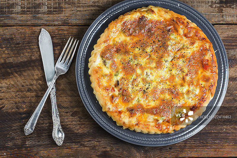 俯视角度拍摄的盘装披萨图片素材