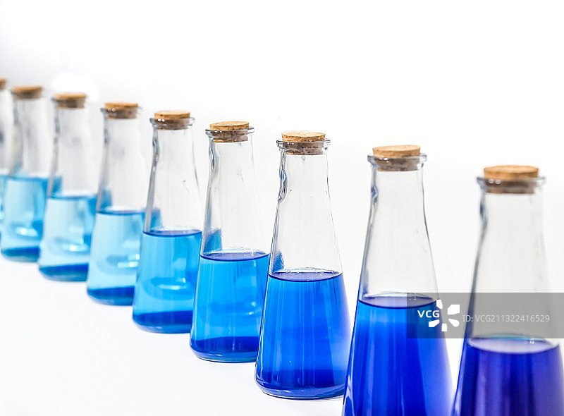 白色背景下瓶子中蓝色化学物质的特写图片素材