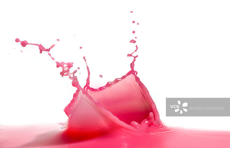 白色背景下的红色液体飞溅特写图片素材