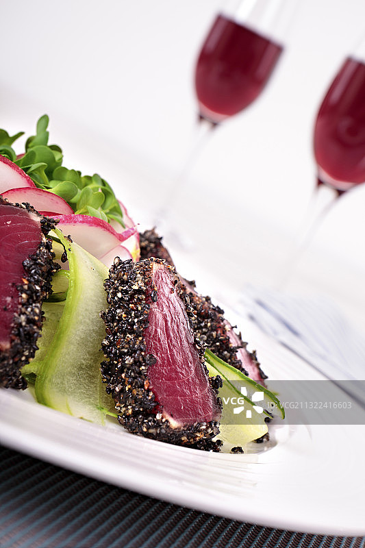 桌子上盘子里的食物的特写图片素材