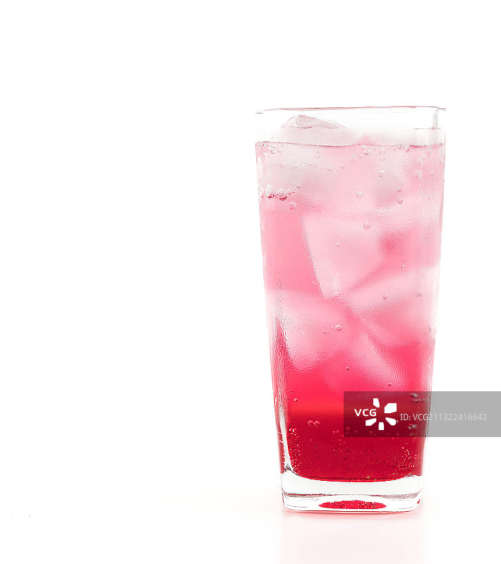 白色背景上的玻璃杯饮品特写图片素材