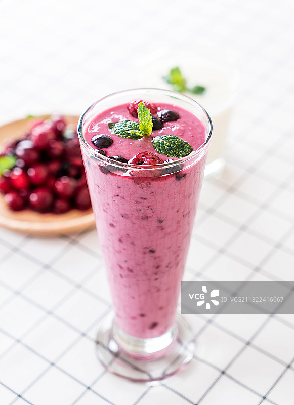 桌子上玻璃杯中甜点特写图片素材