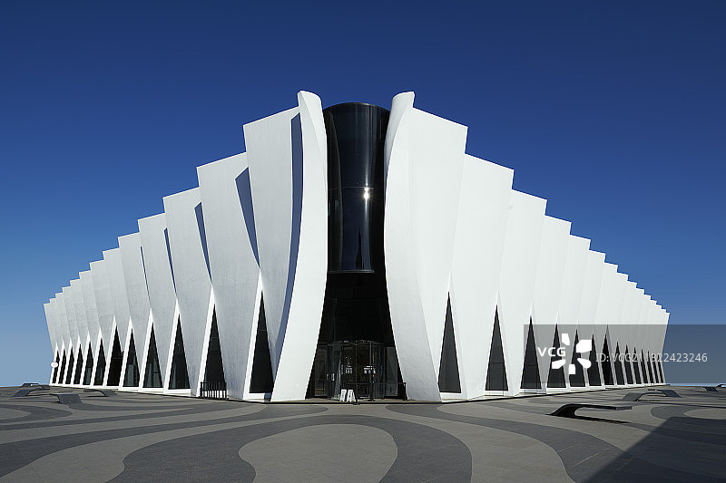 美克洞学馆未来感艺术建筑和门前广场图片素材