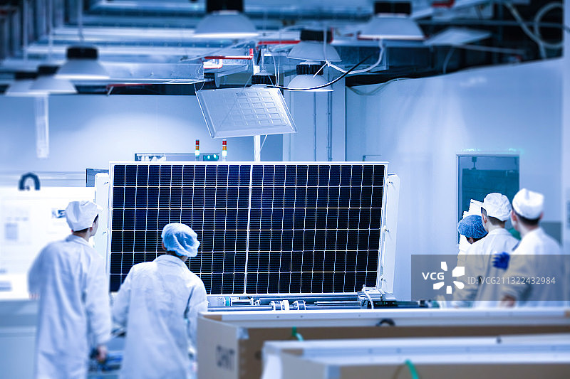 工厂工人将新的太阳能电池板从生产线上拿下来，技术人员正在工厂图片素材