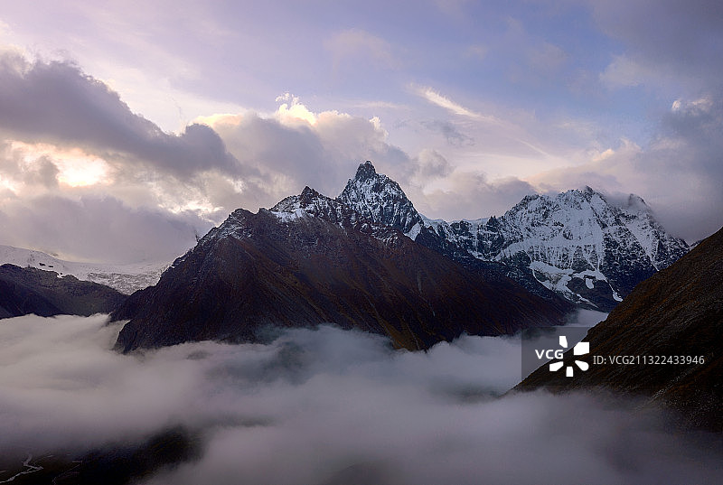 云海上的巴松洛雪山图片素材