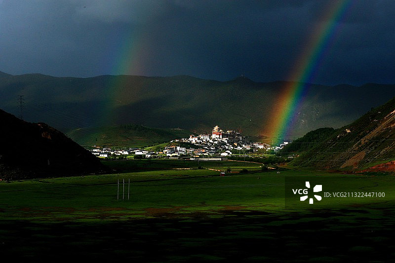 雨后松赞林寺升起的双彩虹图片素材