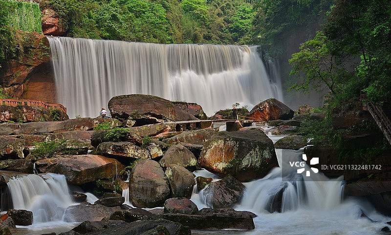 丹霞地貌，瀑布成群；贵州赤水，大瀑布风景区，秀丽的中洞瀑布图片素材
