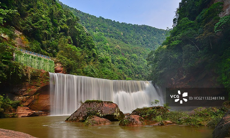 丹霞地貌，瀑布成群；贵州赤水，大瀑布风景区，秀丽的中洞瀑布图片素材