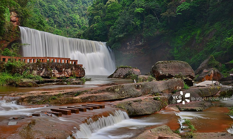 丹霞地貌，瀑布成群；贵州赤水，大瀑布风景区，秀丽的中洞瀑布图片素材