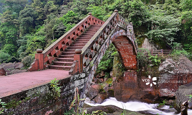 丹霞地貌，瀑布成群；贵州赤水，大瀑布风景区，秀丽的中洞瀑布图片素材