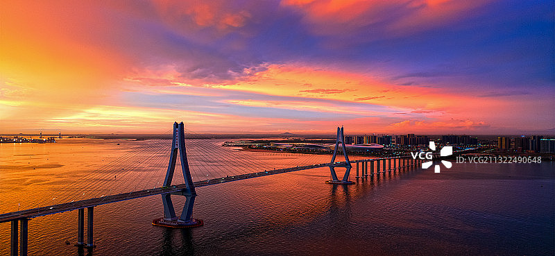 日落晚霞映照下的湛江海湾大桥图片素材