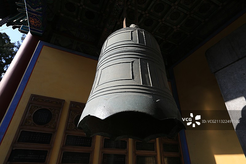 北京孔庙大成门前铜钟图片素材