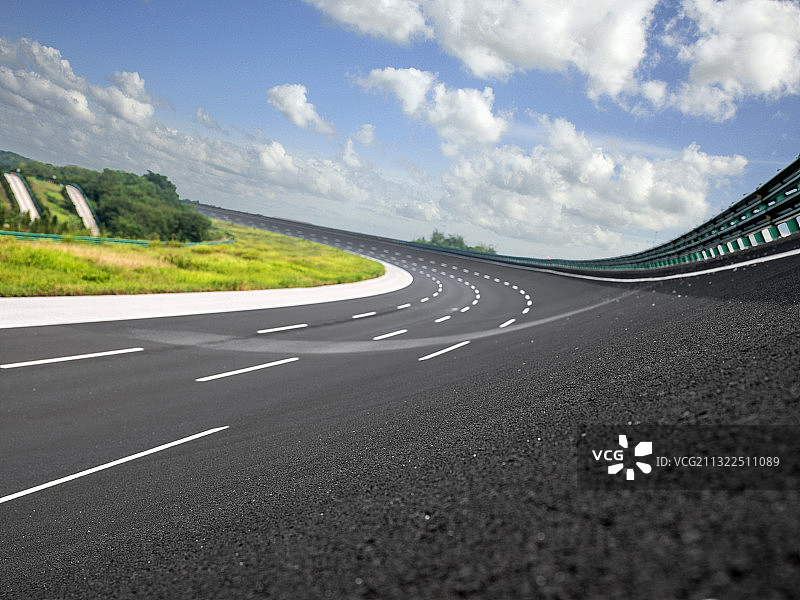 蓝天白云下的汽车路面图片素材