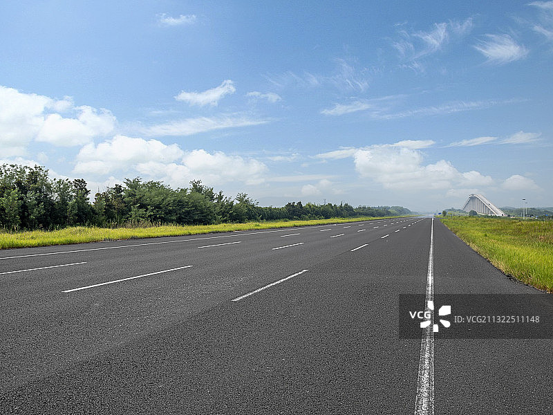 蓝天白云下的汽车路面图片素材