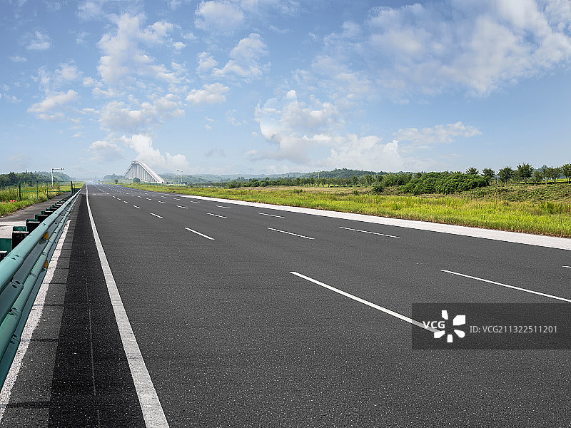 蓝天白云下的汽车路面图片素材