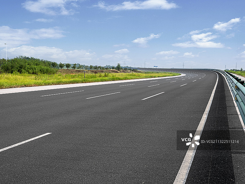 蓝天白云下的汽车路面图片素材