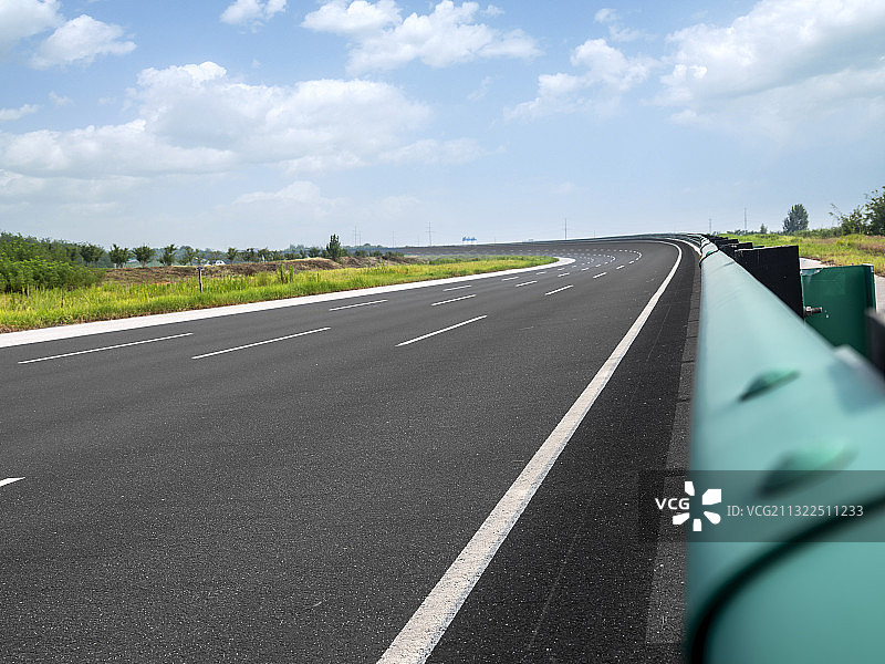 蓝天白云下的汽车路面图片素材