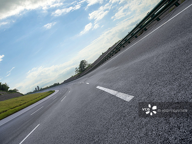 蓝天白云下的汽车路面图片素材