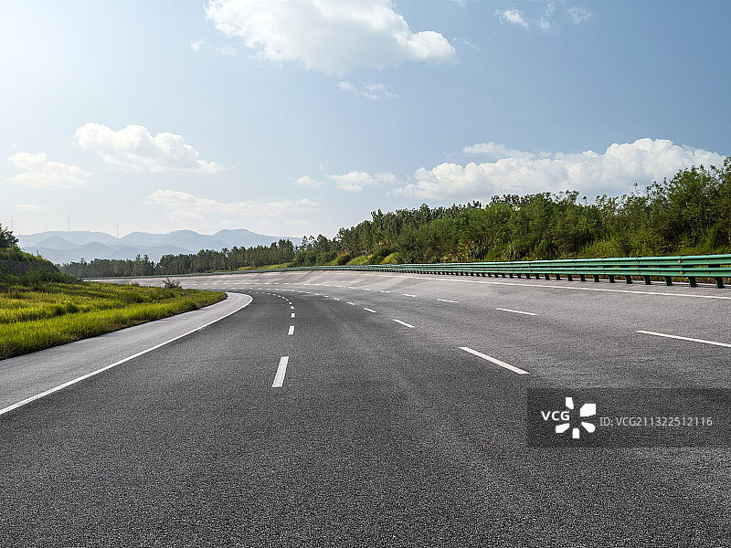 蓝天白云下的汽车路面图片素材