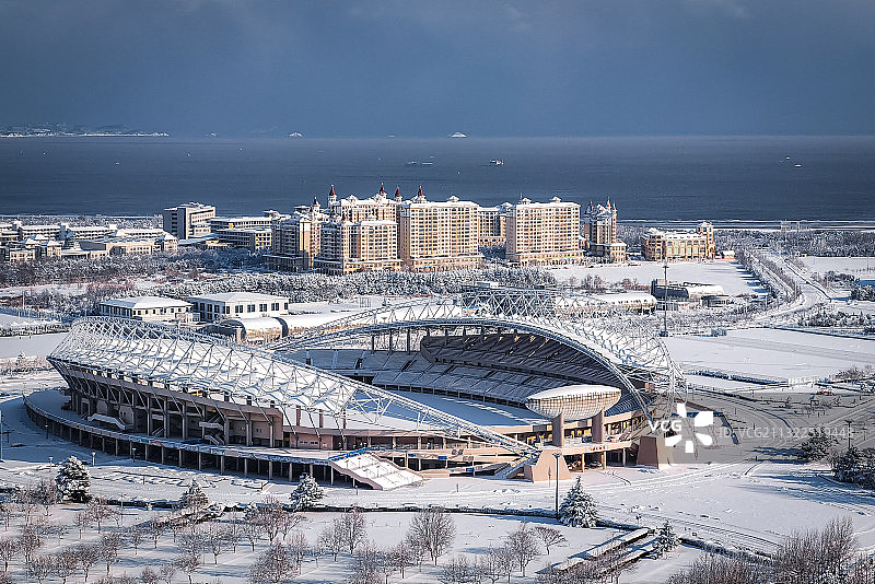 烟台冬天大雪后的城市风景图片素材