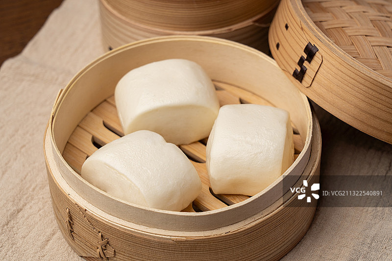 中国传统食物蒸笼里的奶香白色馒头图片素材