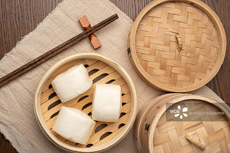 中国传统食物蒸笼里的奶香白色馒头图片素材