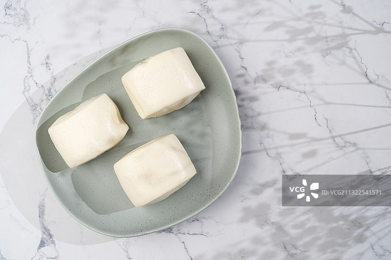 北方传统主食美食盘子上的馍馍馒头和炼奶图片素材