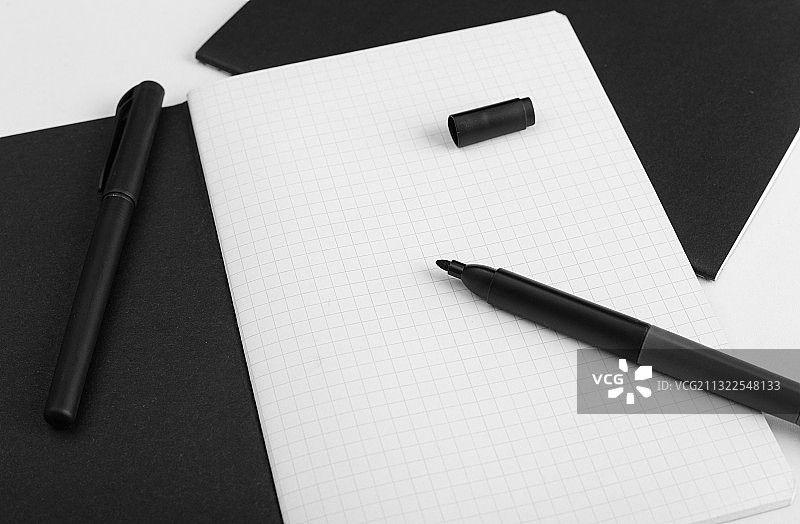 黑色马克笔和黑色笔记本图片素材