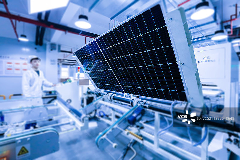 工厂工人将新的太阳能电池板从生产线上拿下来，技术人员正在工厂图片素材