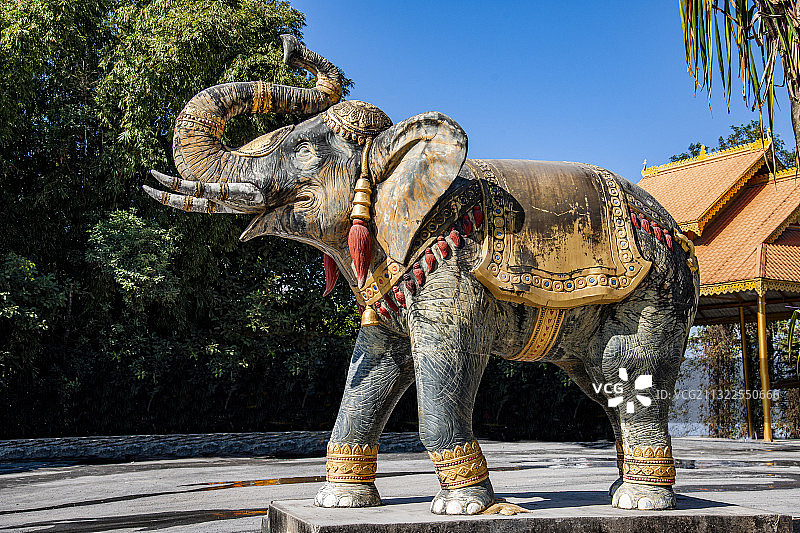 云南省德宏傣族景颇族自治州芒市勐焕大金塔大象图片素材