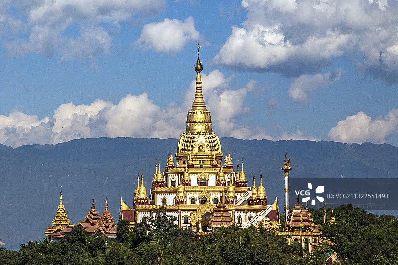 云南省德宏傣族景颇族自治州芒市勐焕大金塔图片素材