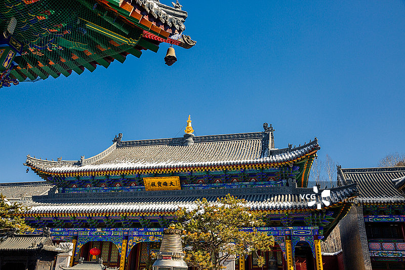 初春的五台山刚下过一场雪图片素材