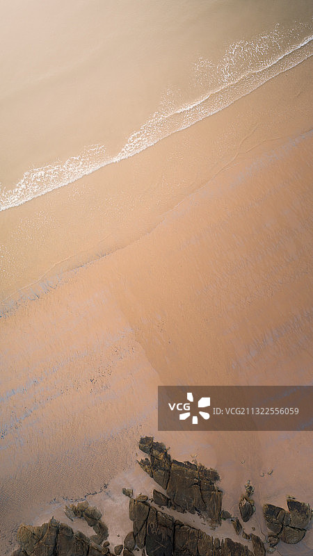 海浪轻拍海滩图片素材