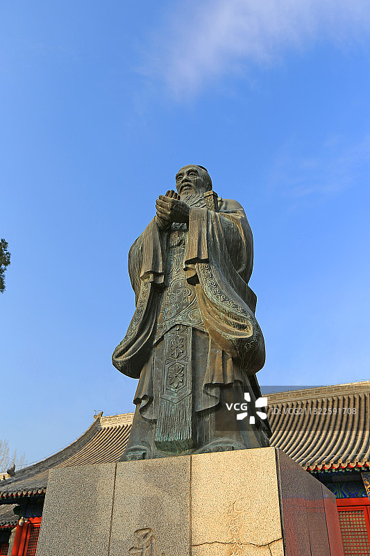 北京国子监彝伦堂前孔子雕像图片素材